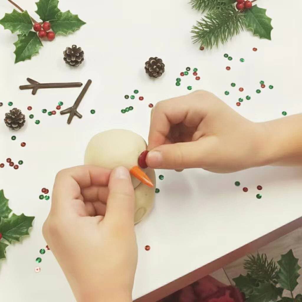 KokoKit Snowman: Plastilina Natural y Kit de Manualidades Montessori | Regalo Navideño Educativo y Sensorial para Niños