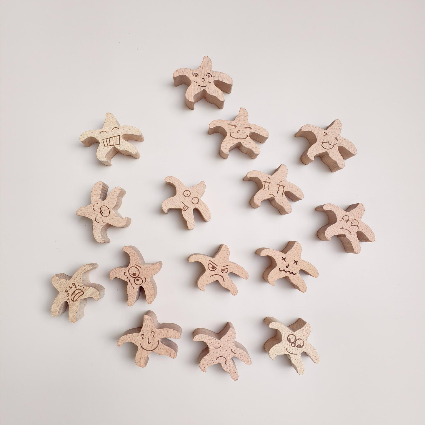 Bloque de madera en forma de estrella con emojis