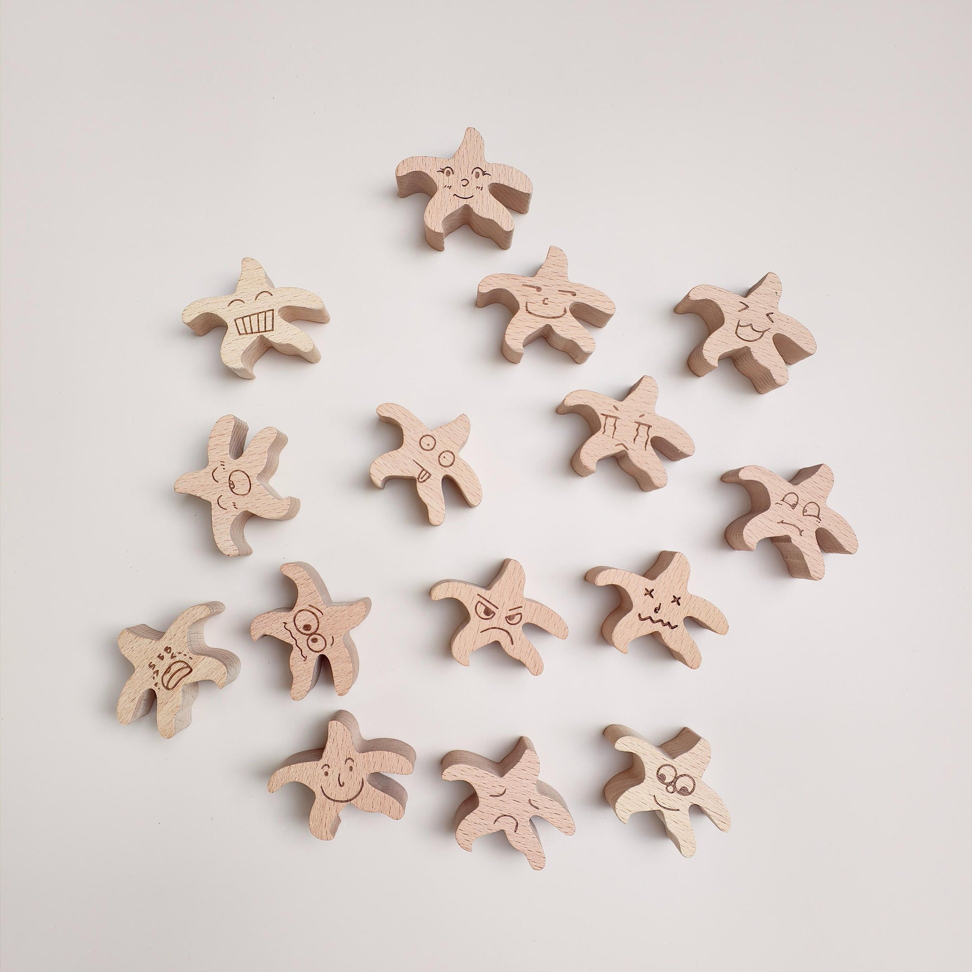 Bloque de madera en forma de estrella con emojis