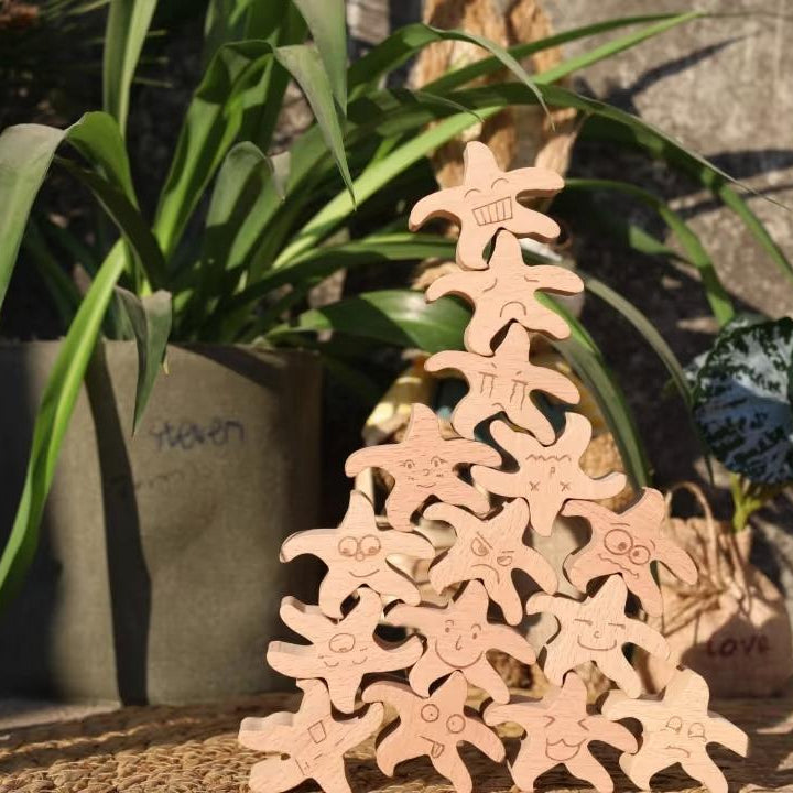 Bloques Montessori de madera apilados en forma de torre