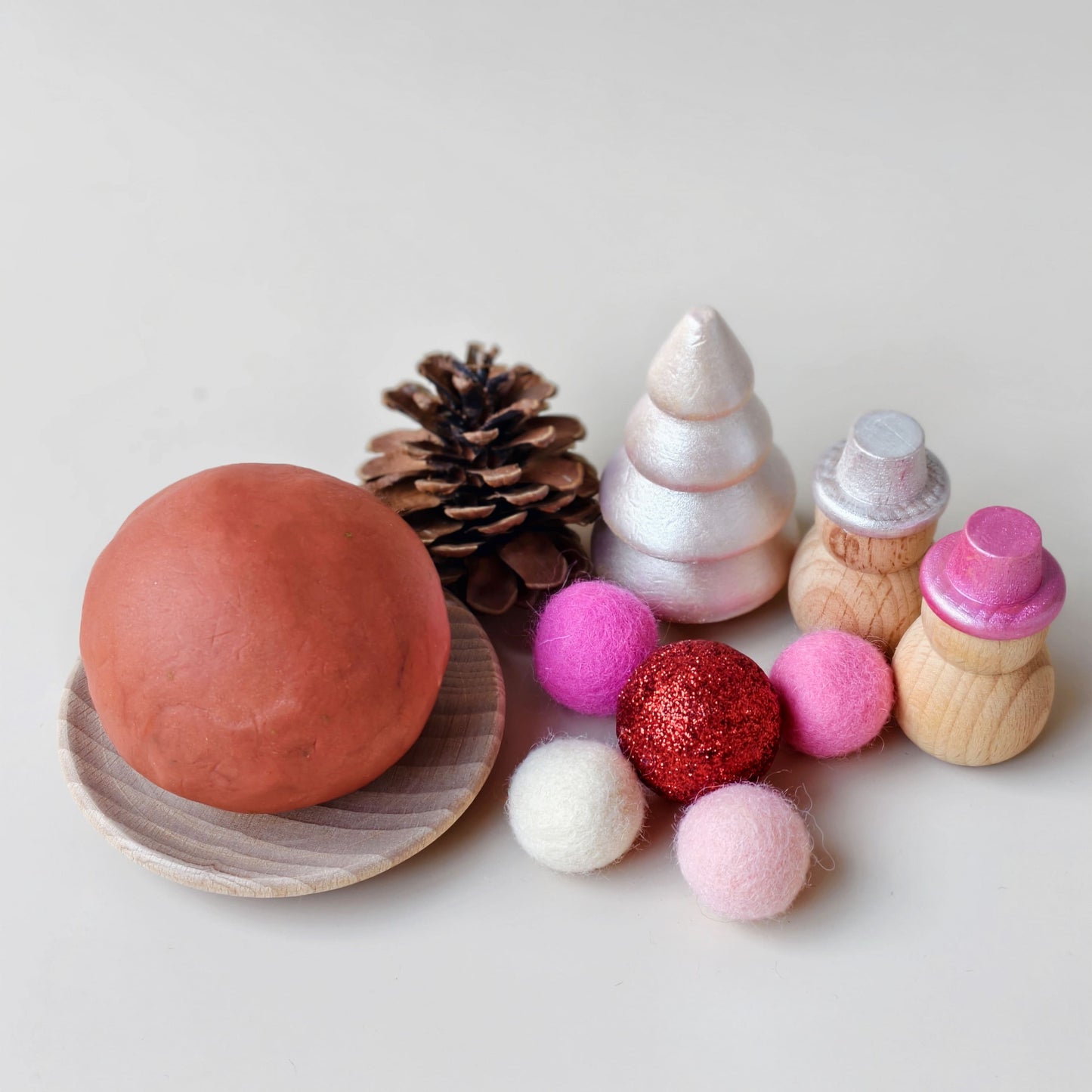 Kokodough Cereza Festiva: Plastilina Natural para Desarrollo Sensorial y Motricidad Fina