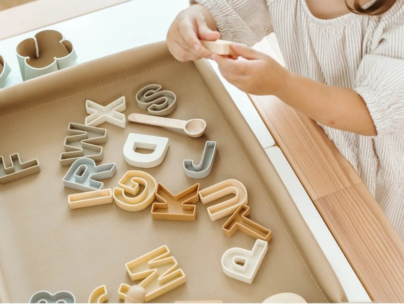 Primer plano del material de piel vegana impermeable y textura suave de la bandeja sensorial Kokodo.